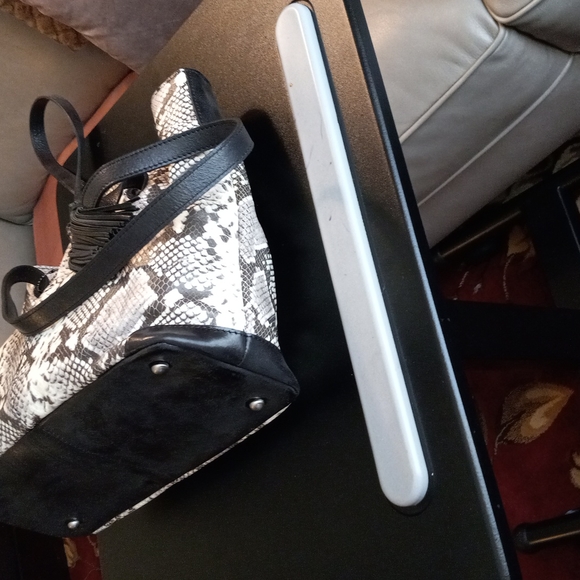 Handbag - Picture 6 of 10